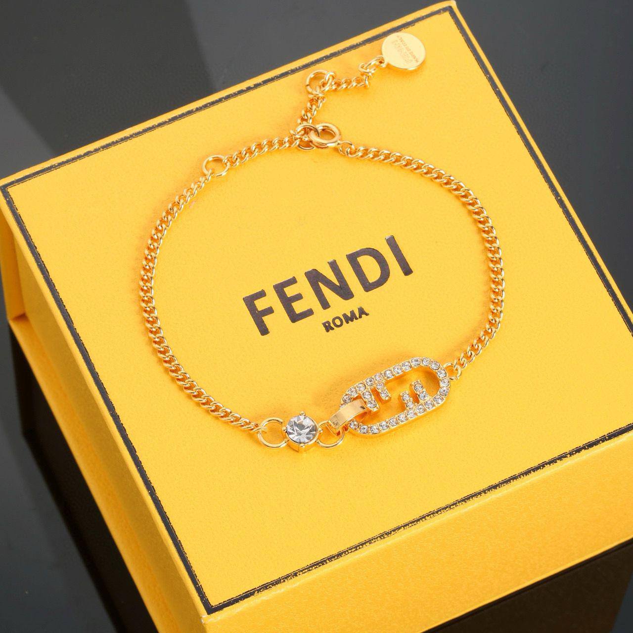 FENDI ❤️‍🔥*
Bracelet 🔥
Master quality 💯
With normal boxes 📦 
45 dhs🪙🌨️
With master box 🗃️ 
65 dhs🪙🌨️

Zain216
♥️♥️♥️