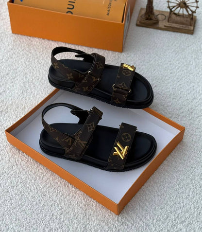 New.  Lv  sandle 
Size  .  36.  to 41
120 dhs🪙🌨️

Zain80
♥️♥️♥️