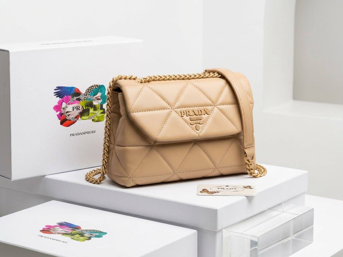 Prada

90 dhs🇦🇪🇦🇪
With box

Zain219
♥️♥️♥️