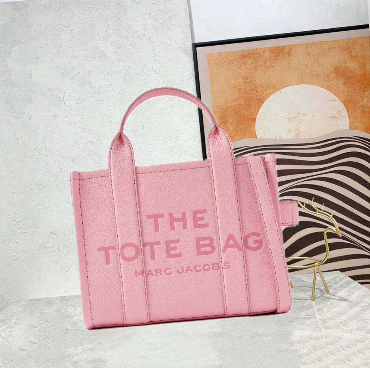 MARC JACOBS
 THE TOTE BAG 
GOOD QUALITY 
MEDIUM SIZE 
115 dhs✅

Zain39
♥️♥️♥️