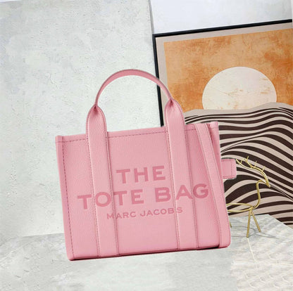 MARC JACOBS
 THE TOTE BAG 
GOOD QUALITY 
MEDIUM SIZE 
115 dhs✅

Zain39
♥️♥️♥️