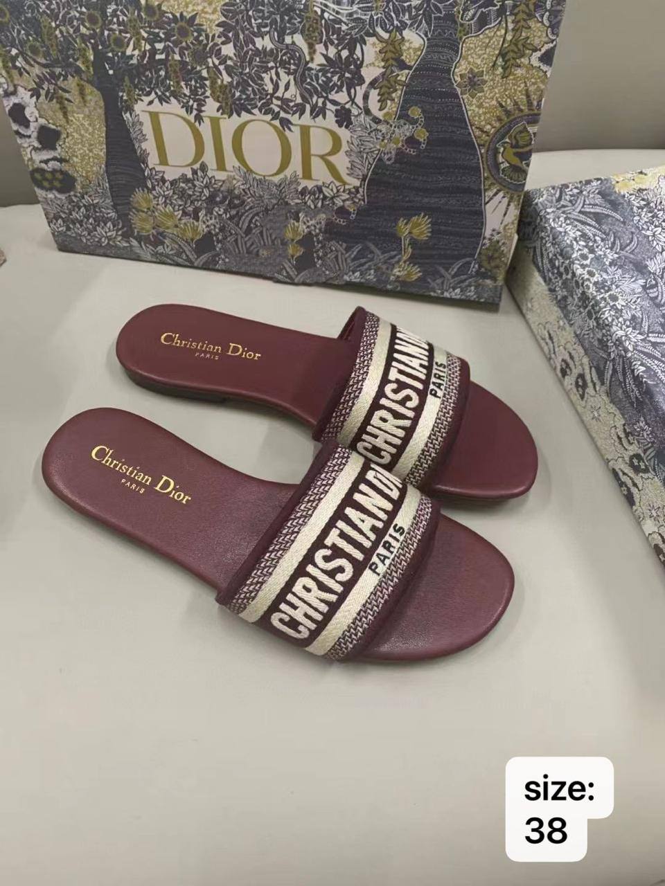 🎉Discount 💗 Dior / Hermes slipper
Limit Stock ⛔️
Size : 37-40 
70 dhs🪙💕
with box +🎁

Zain115
♥️♥️♥️
