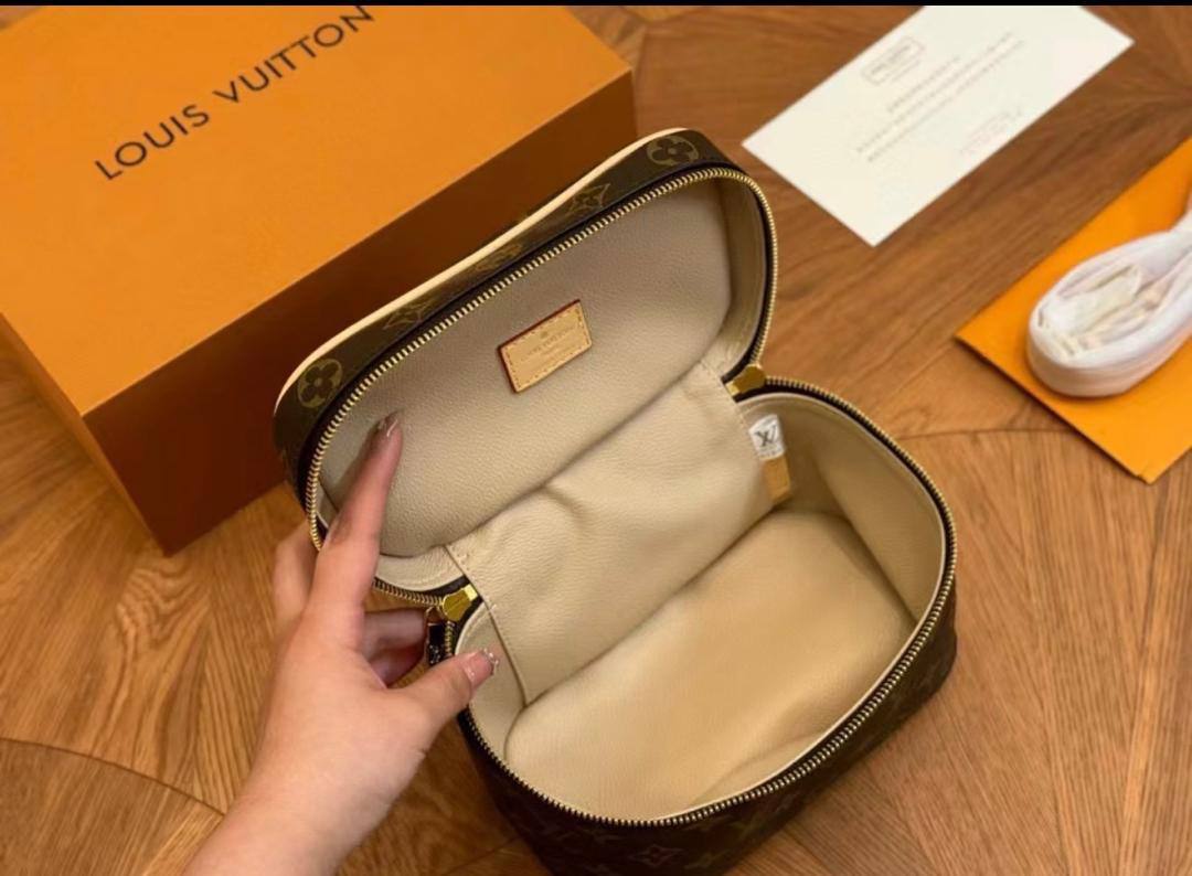 LV 3in1
230 dhs❣️
3in1 high quality 
With box 🎁🎁🎁
only set 

Zain26
♥️♥️♥️