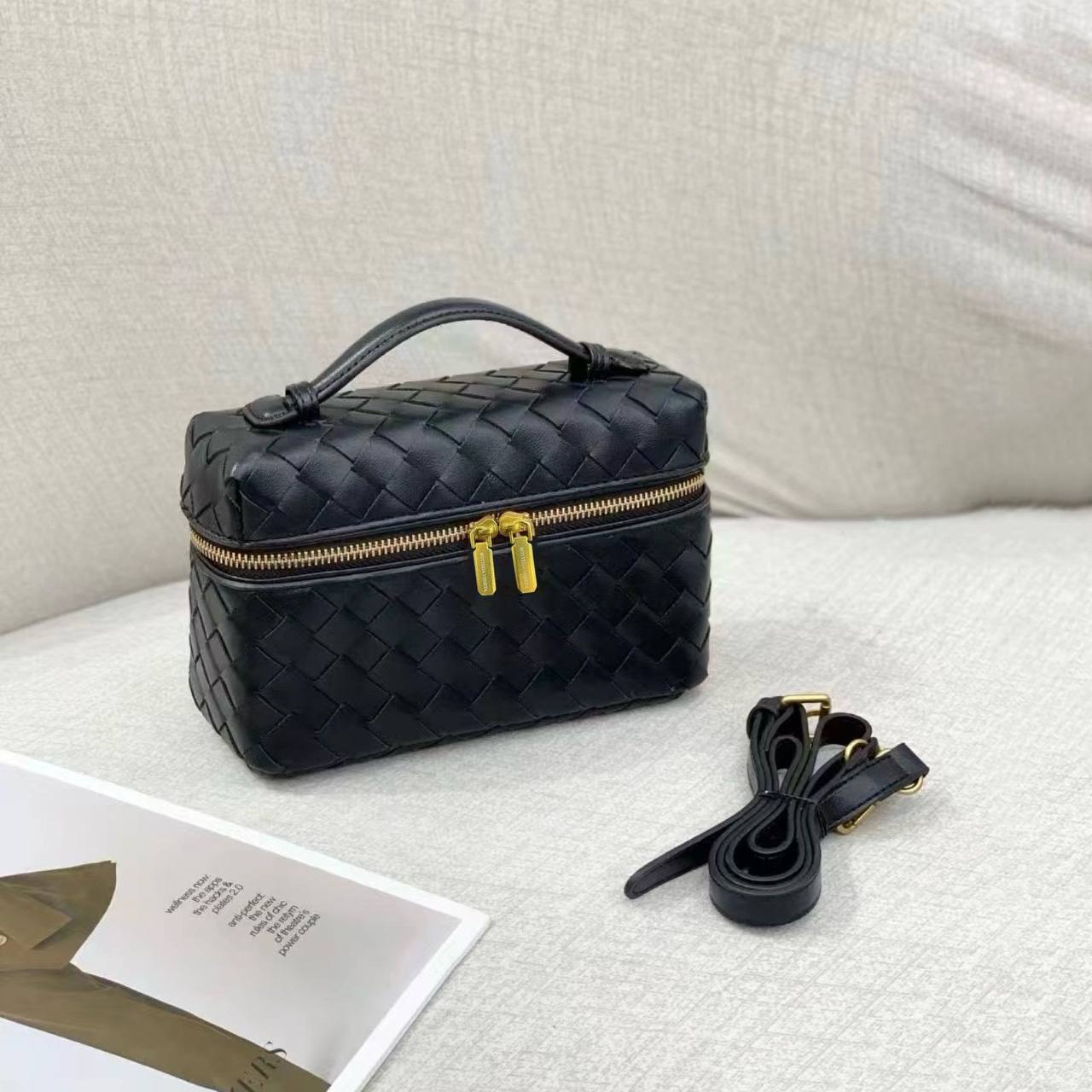 BOTTEGA 

NEW CAME 

GOOD QUALITY 

WITH BOX 

100 DHS🇦🇪🇦🇪

Zain295
♥️♥️♥️