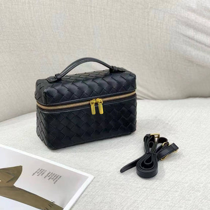 BOTTEGA 

NEW CAME 

GOOD QUALITY 

WITH BOX 

100 DHS🇦🇪🇦🇪

Zain295
♥️♥️♥️