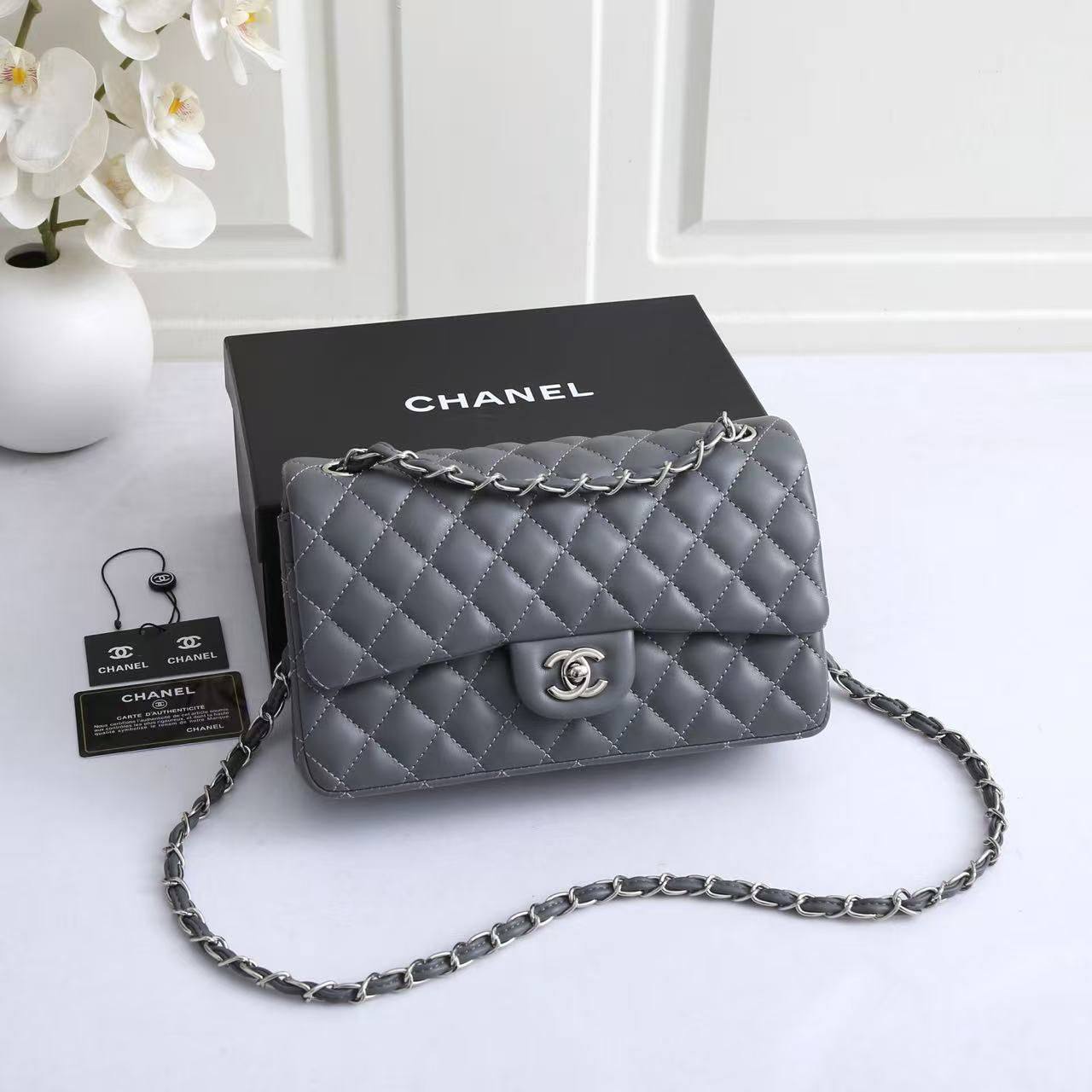 Chanel
with box
110 dhs💓

Zain143
♥️♥️♥️