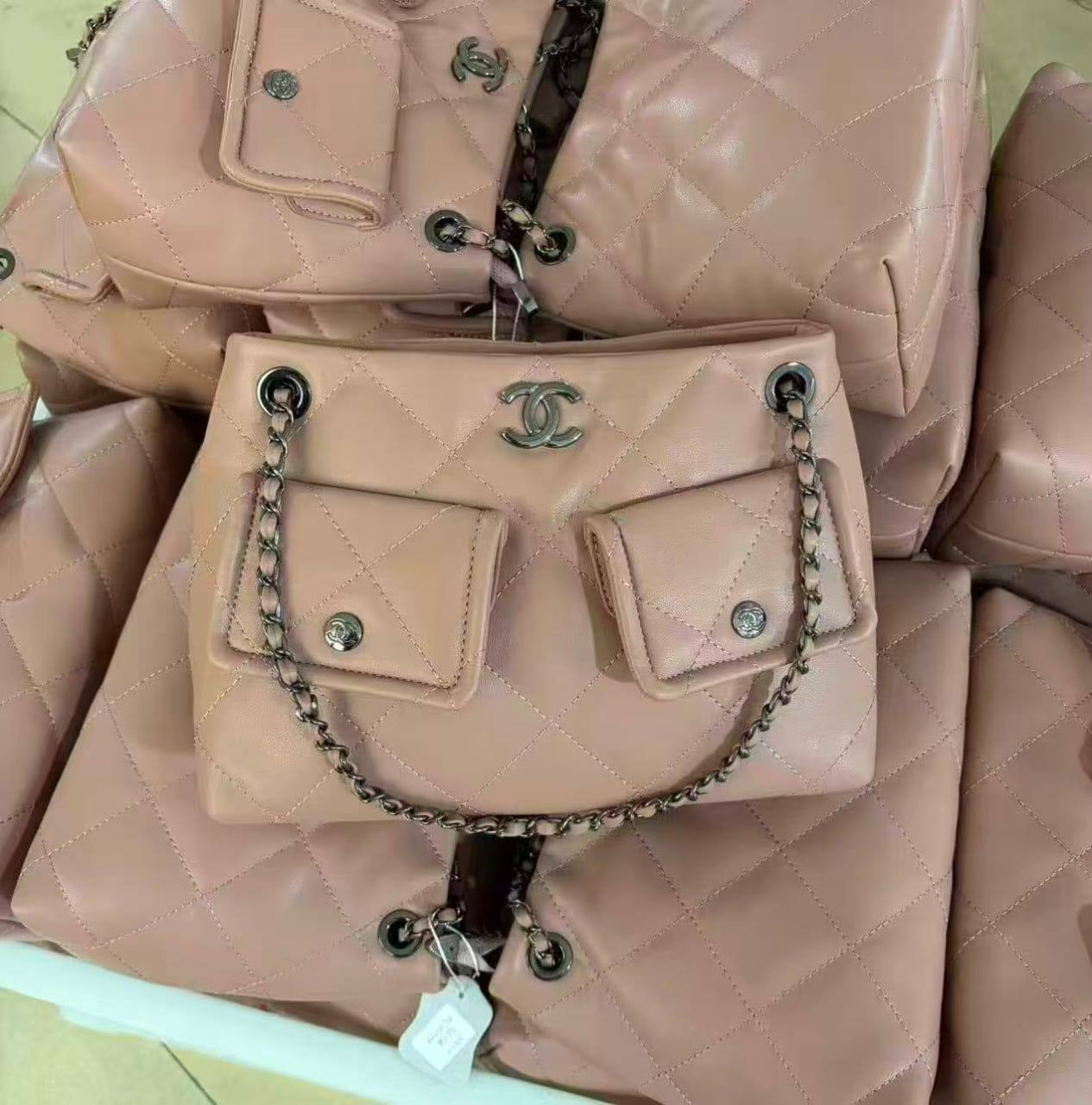 Chanel 
good quality 
110 dhs🇦🇪

Zain278
♥️♥️♥️