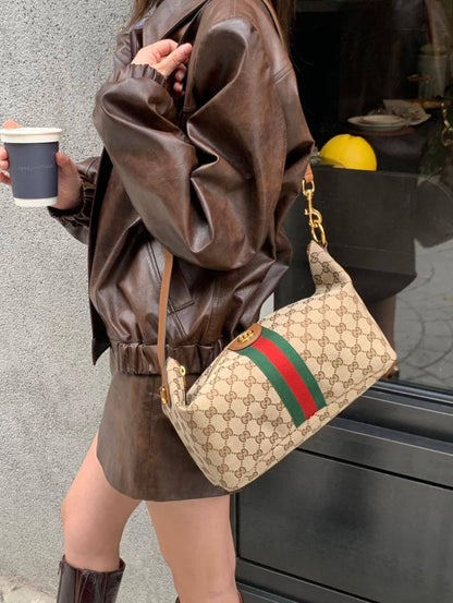 GUCCI 
COPY ONE 
SPECIAL OFFER WITH BOX 
140 dhs💓
SIZE : 30cm

Zain17
♥️♥️♥️