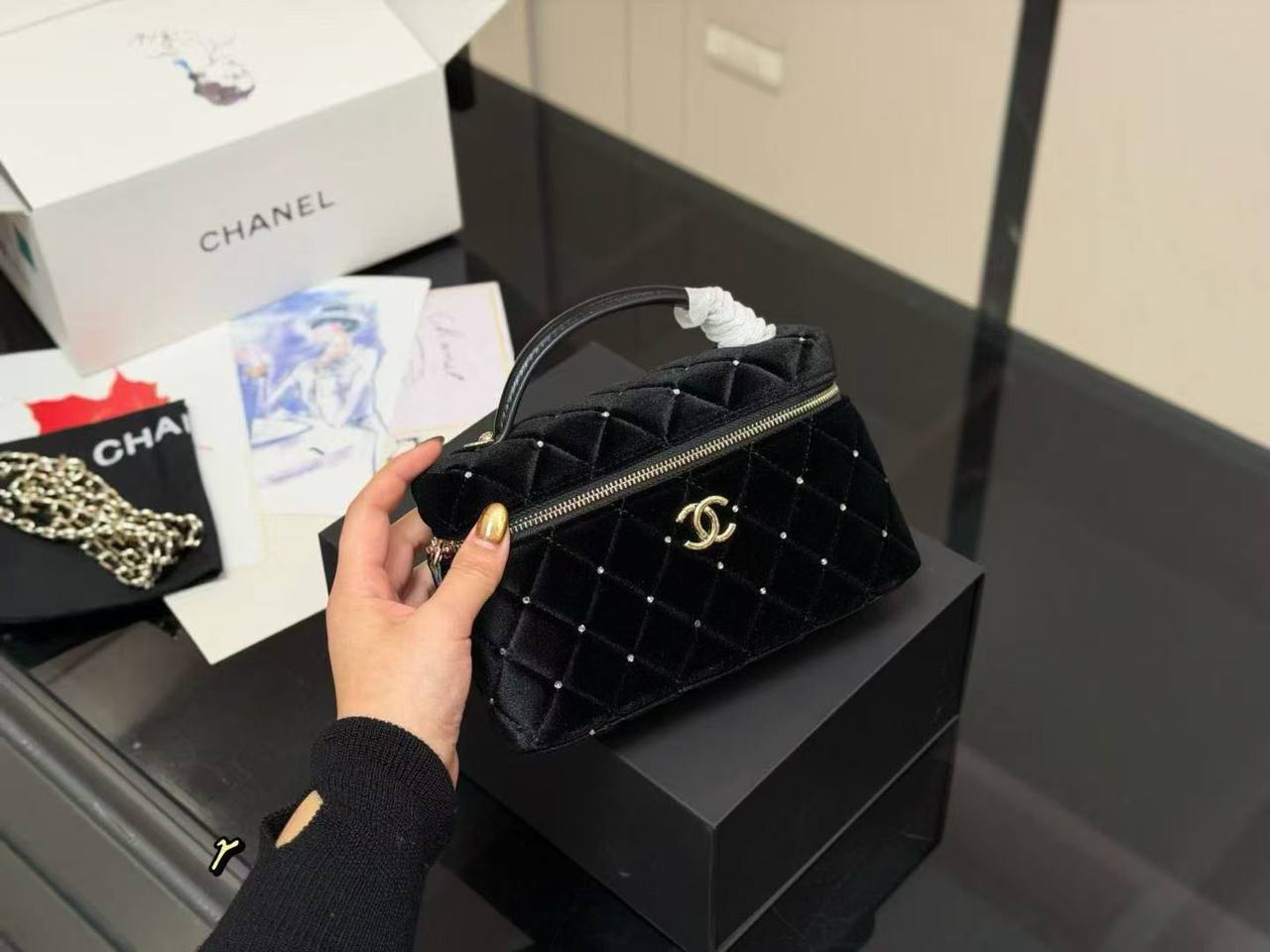 Chanel 
Size 20x11.5cm
220 dhs🪙🌨️

With box
🎁🎁🎁

Zain189
♥️♥️♥️