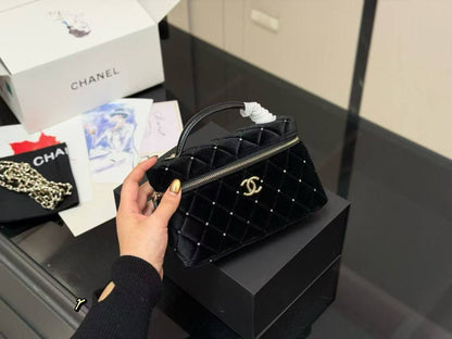 Chanel 
Size 20x11.5cm
220 dhs🪙🌨️

With box
🎁🎁🎁

Zain189
♥️♥️♥️