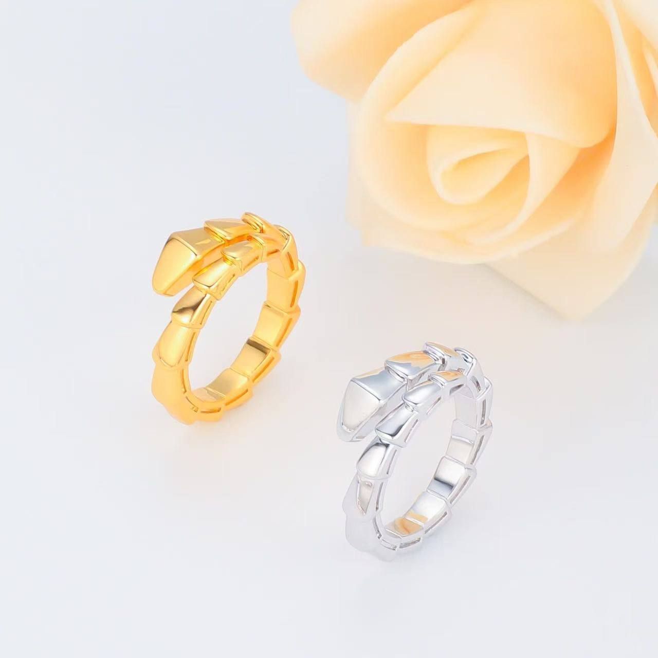 BVLGARI SET❤️‍🔥*
Necklace ✨
Earring 🐦‍🔥
Bangle 💥
Ring 💍 available size 👇
6,7,8,9
Master quality 💯
With normal boxes 🗃️ 
320 dhs✅
With master box 📦 
370 dhs✅

Zain216
♥️♥️♥️