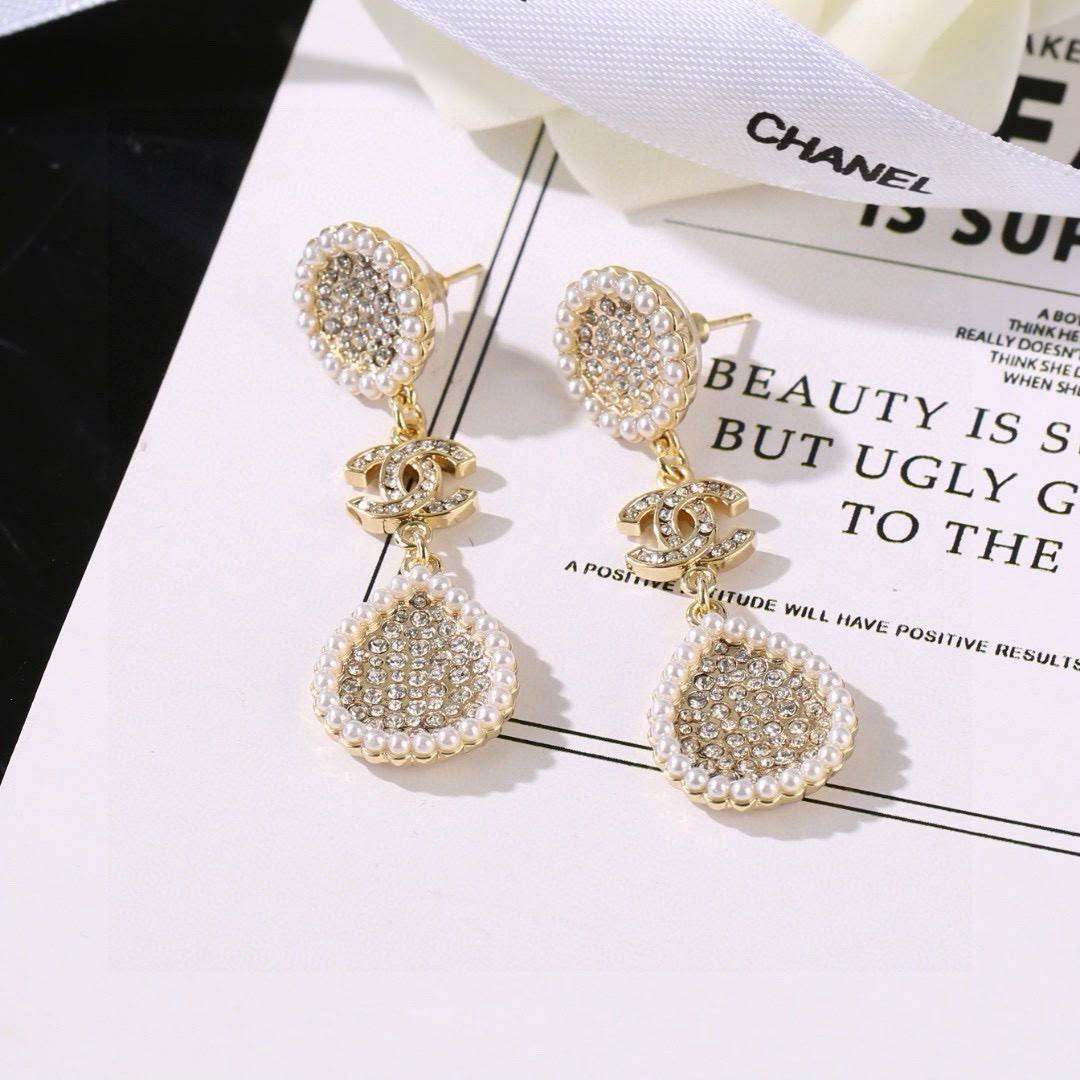 *CHANEL❤️‍🔥*
Earring 🦋
Master quality 💯
With normal boxes 🗃️ 
55 dhs🇦🇪🇦🇪🇦🇪

With master box 📦 
70 dhs🇦🇪🇦🇪🇦🇪

Zain216
♥️♥️♥️