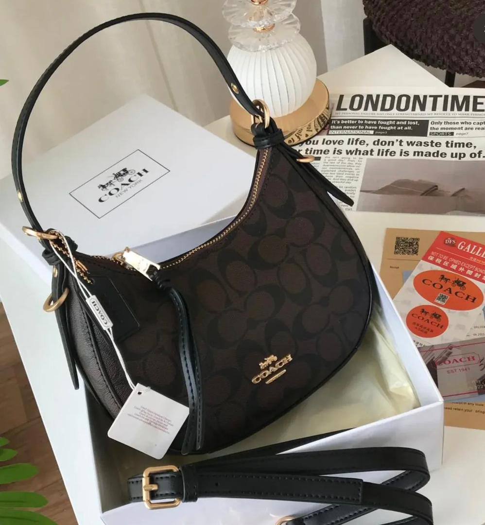 Coach

95 dhs💓
SIZE：21×18×8cm
High quality

Zain35
♥️♥️♥️