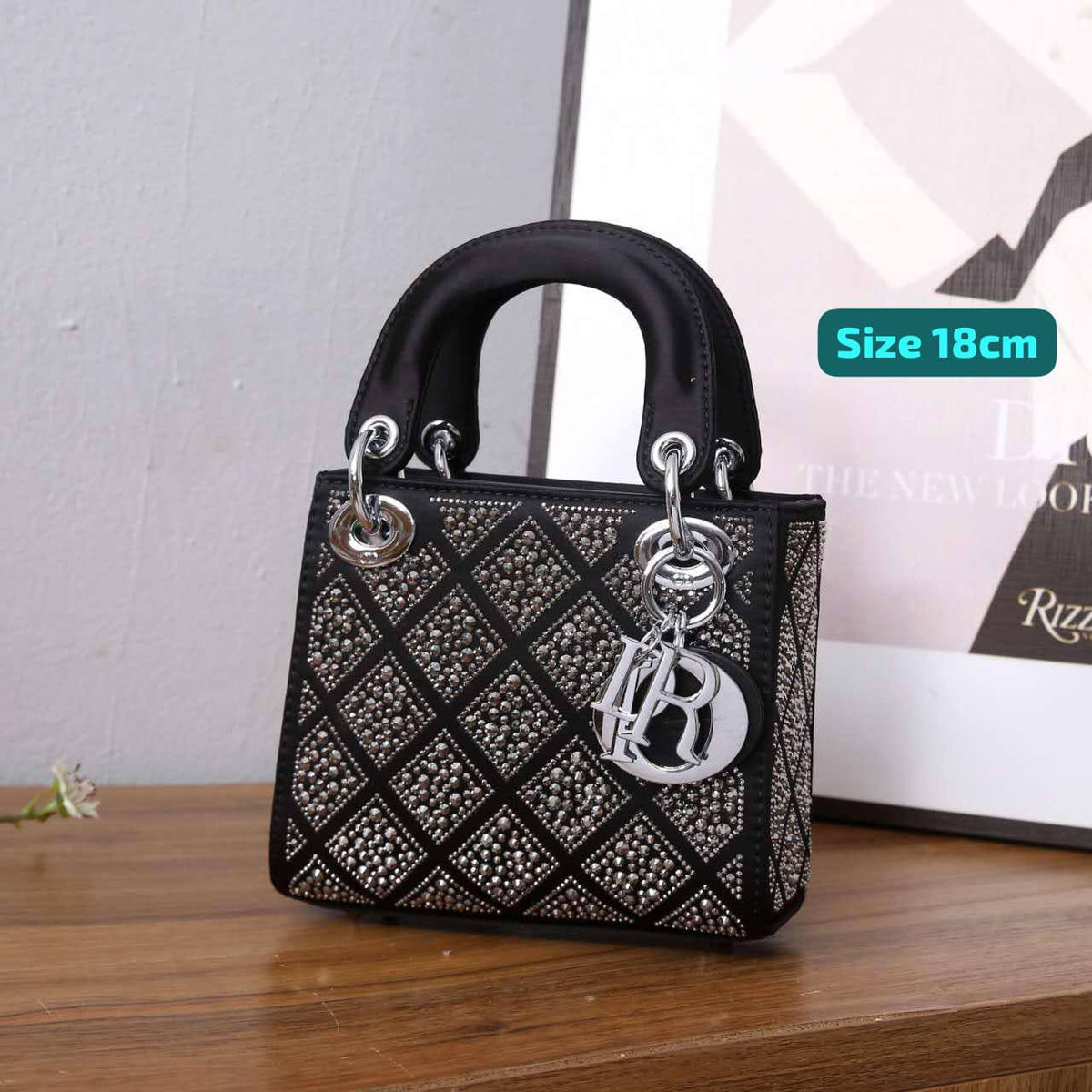 Dior

Good quality 
with box 

125 dhs🇦🇪🇦🇪

Zain186
♥️♥️♥️
