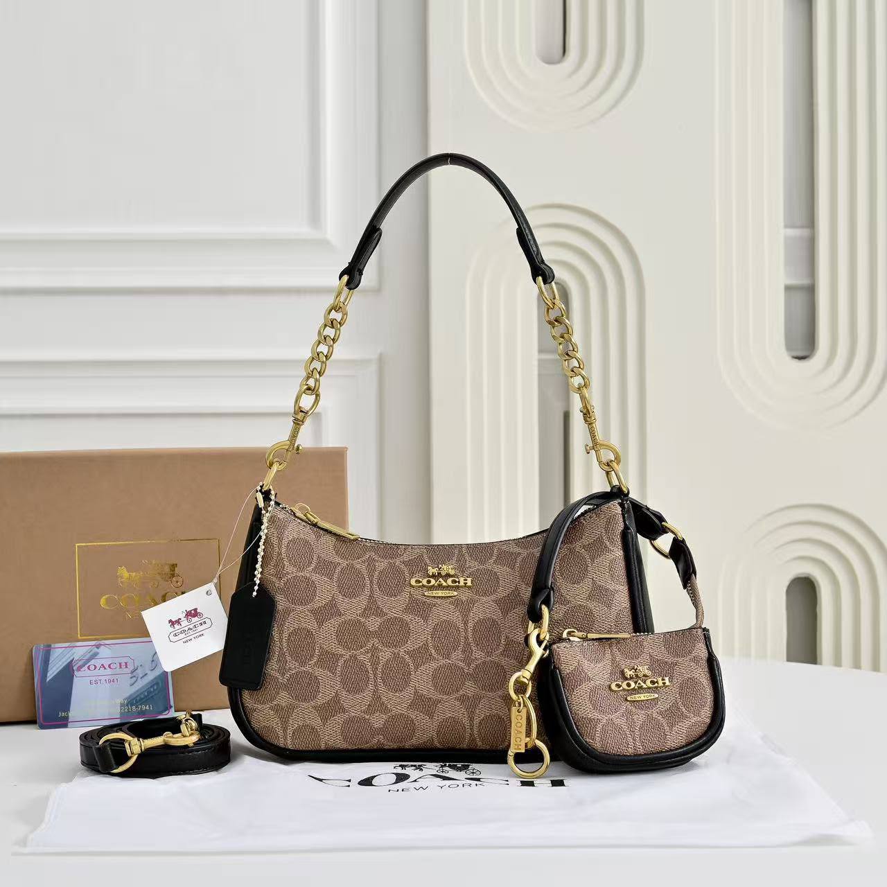 Coach
110 dhs🇦🇪🇦🇪
with box
size 24×7×14cm
with small bag and cherry

Zain42
♥️♥️♥️