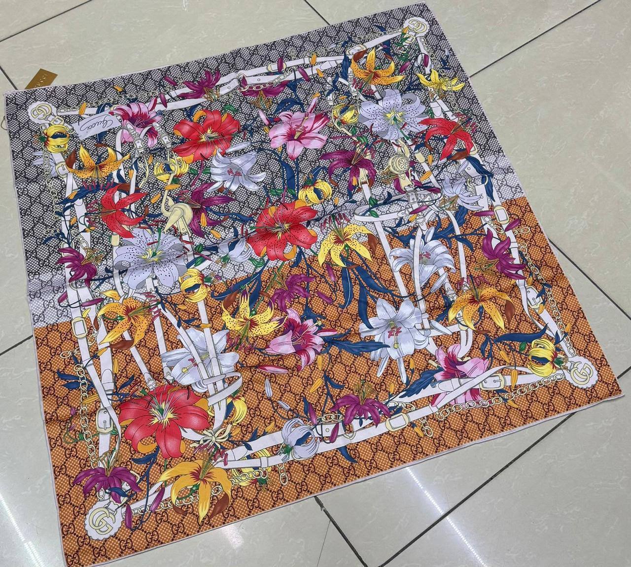 Silk square scarf 
40 dhs🇦🇪🇦🇪
Size 90*90

Zain93
♥️♥️♥️