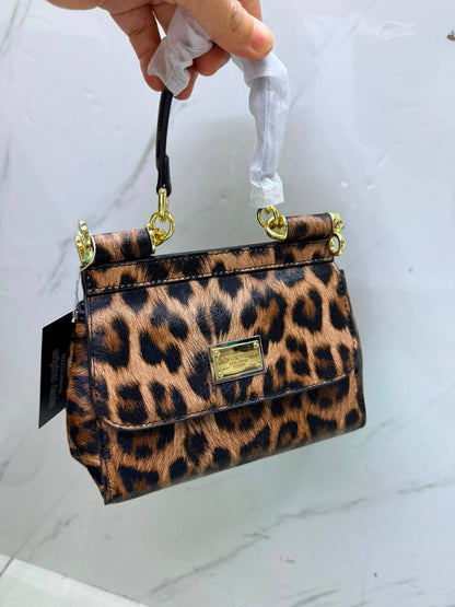 D&G

110 dhs

With box

Zain143
♥️♥️♥️