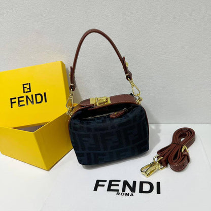 🌹Fendi Vintage 
1️⃣ First Quality +box🎁
Size : 16 * 11 cm
95 dhs💓
with box🎁

Zain115
♥️♥️♥️