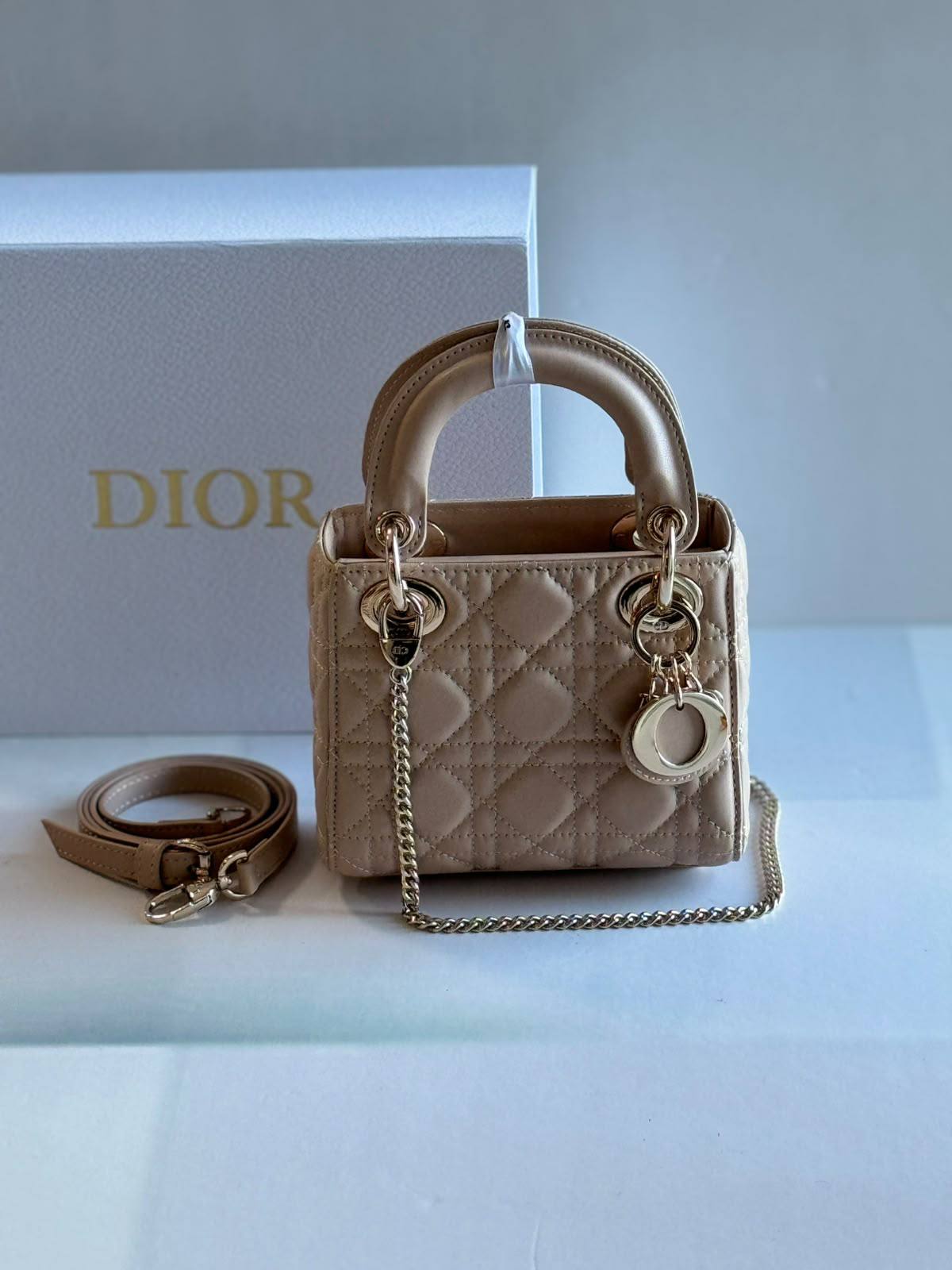 Dior

17Cm 
With Box
280 dhs🇦🇪🇦🇪

Zain131
♥️♥️♥️