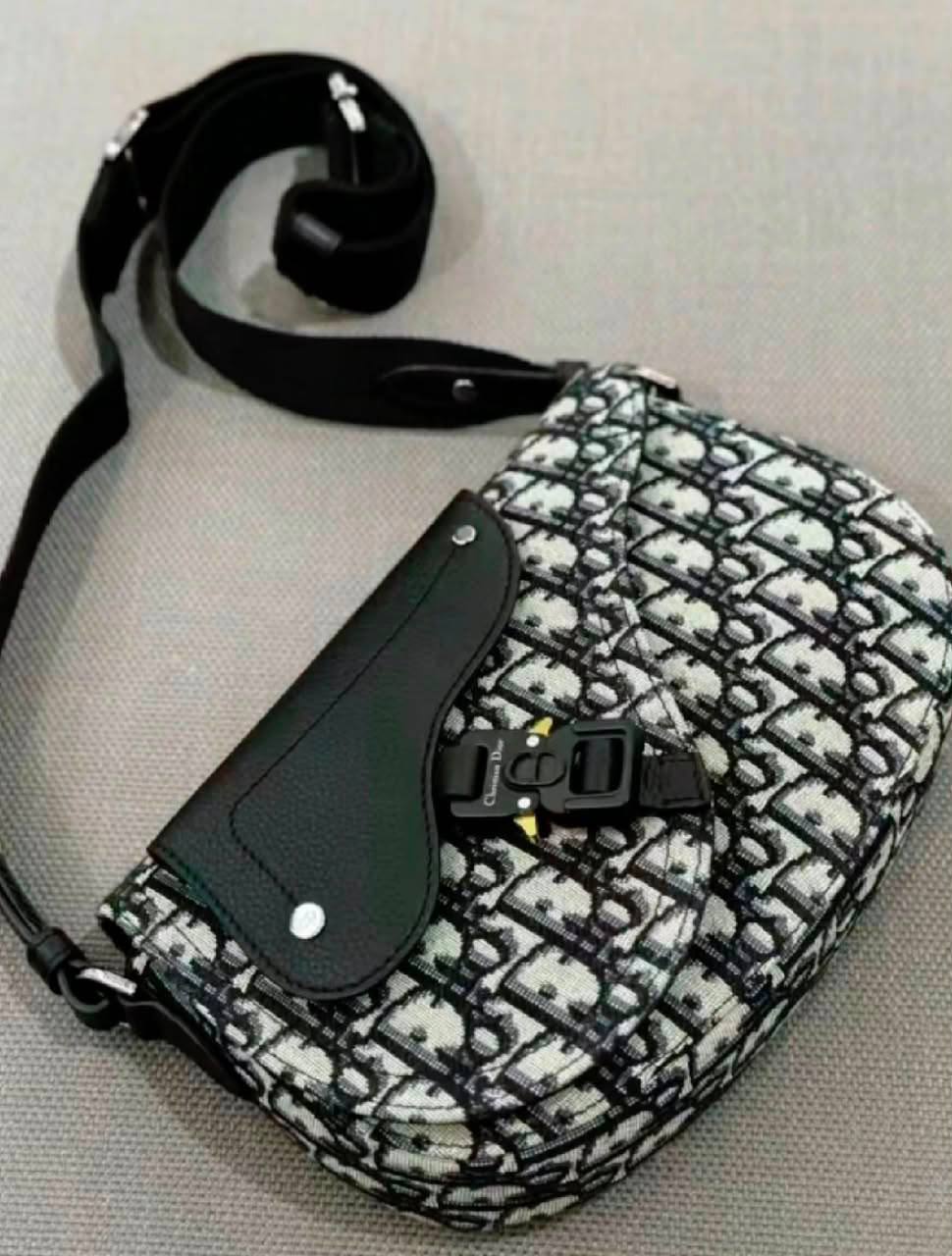 Dior
95 dhs✅
good-quality with box

Zain35
♥️♥️♥️
