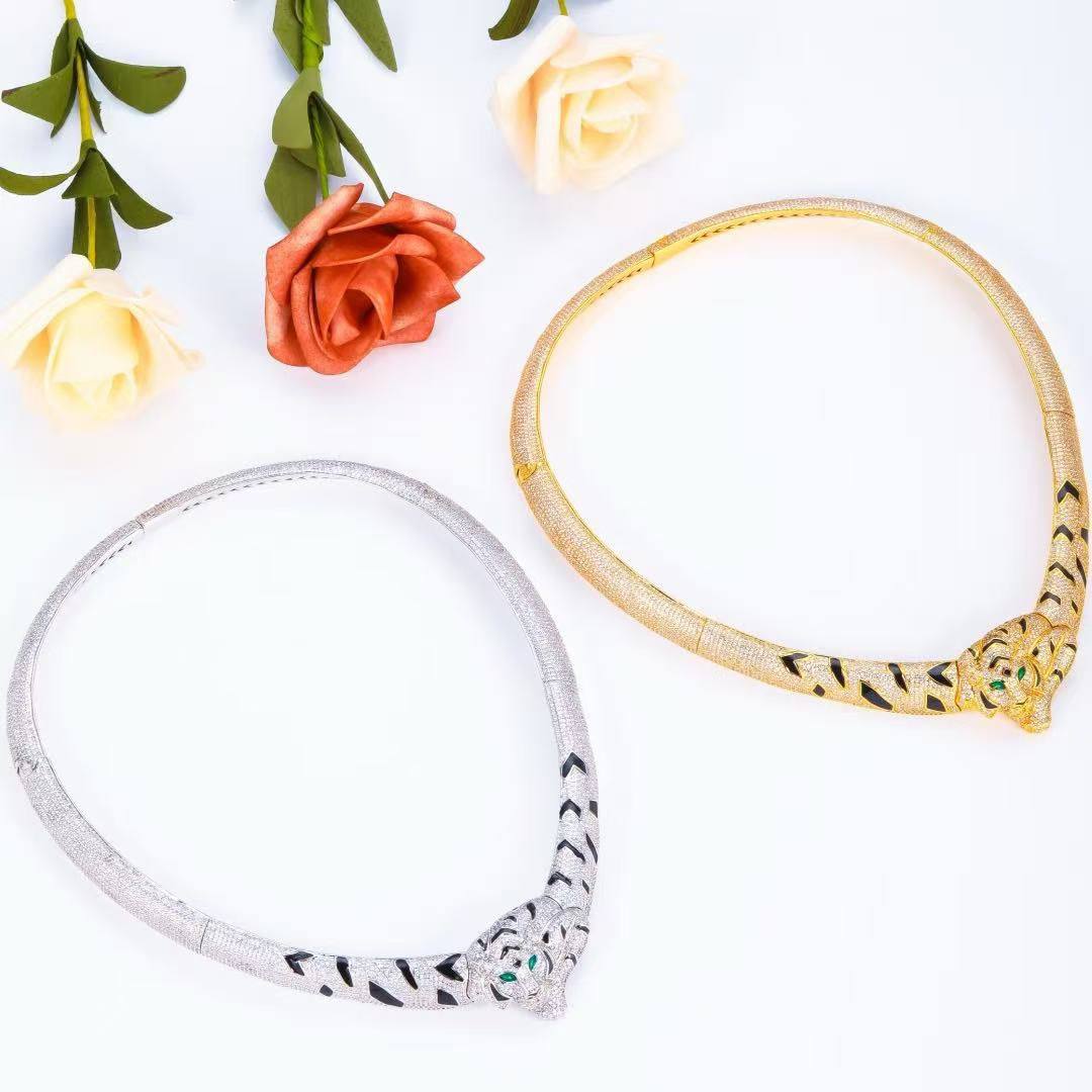 Cartier ❤️‍🔥*
Necklace 💥
Super Master quality 💯
With normal boxes 🗃️ 
And paper bag 🛍️
420 dhs✅

Zain216
♥️♥️♥️
