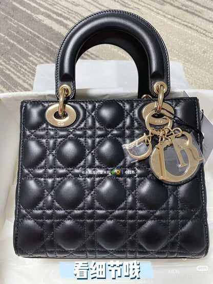 Dior Master
20cm 
280 dhs🪙🌨️

Zain10
♥️♥️♥️