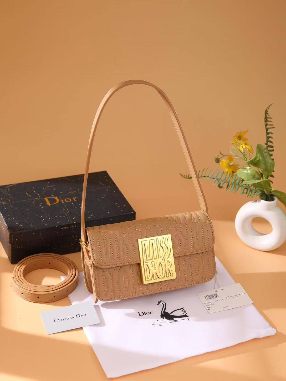 Dior
Best quality
With box’s
🎁🎁🎁

95 dhs❣️
size 22cm

Zain158
♥️♥️♥️
