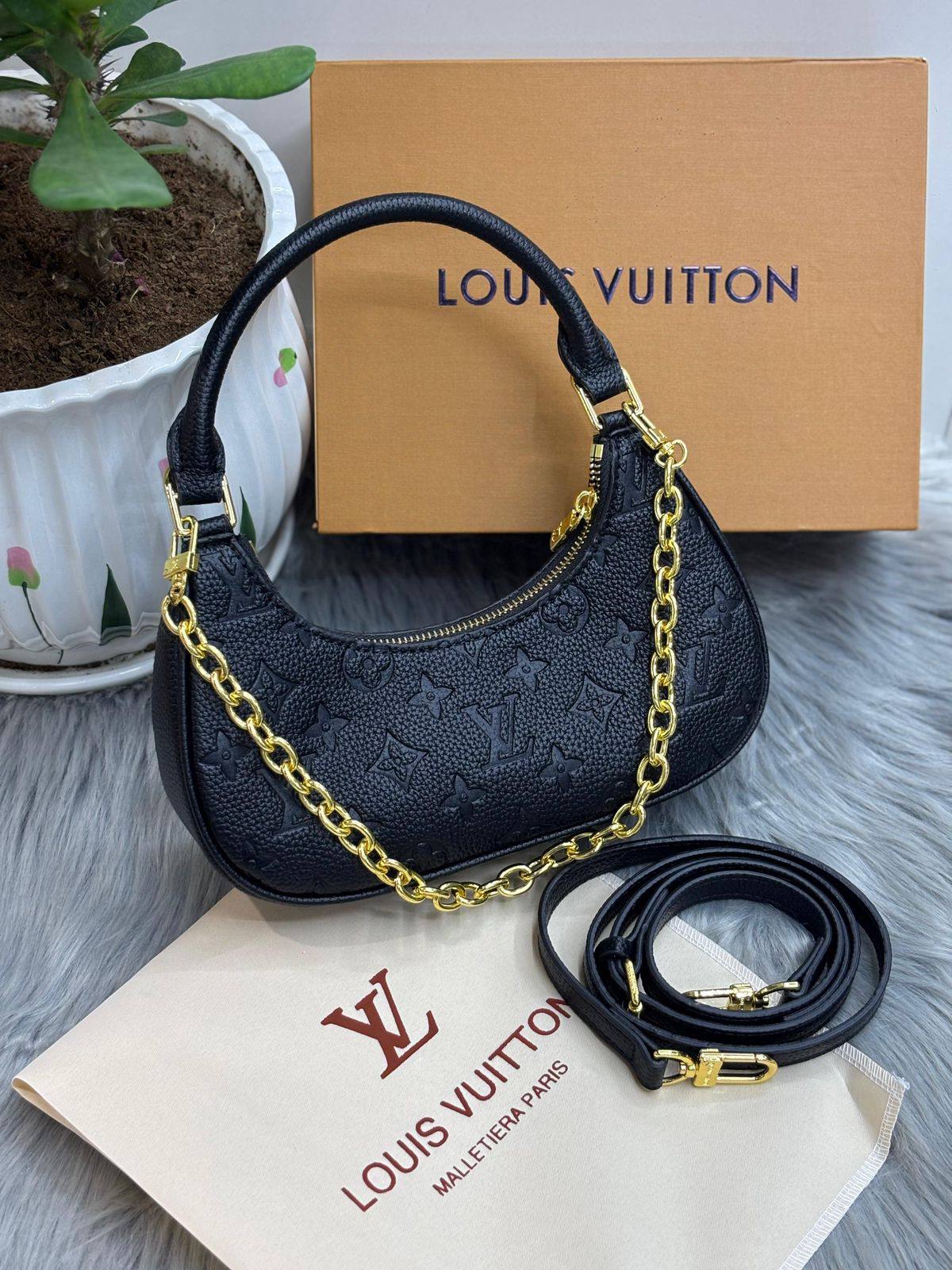 LV
SIZE………. 23 CM🌷🌹
90 dhs🪙🌨️
with BOX❤️❤️

Zain244
♥️♥️♥️