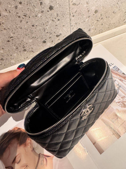 Chanel
Best quality

With box’s
🎁🎁🎁

95 dhs🌺
size 20cm

Zain158
♥️♥️♥️