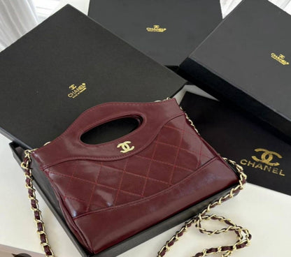 Chanel
85 dhs🪙🌨️
SIZE：20cm
With box
🎁🎁🎁

Zain35
♥️♥️♥️