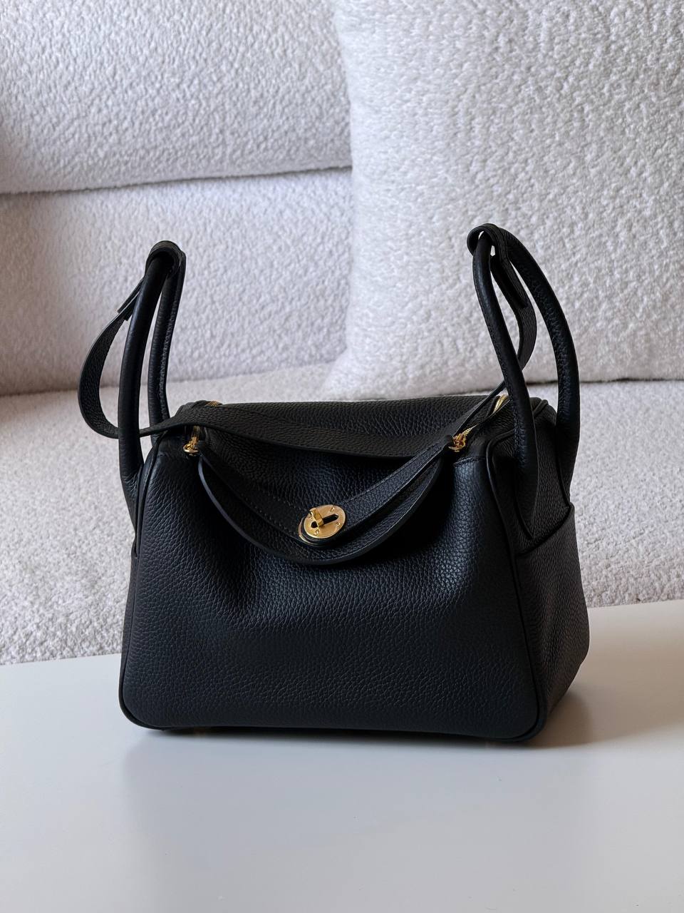 Hermes
Lindy 26 cm💥Master quality ✅with box📦
400 dhs✅

Zain52
♥️♥️♥️