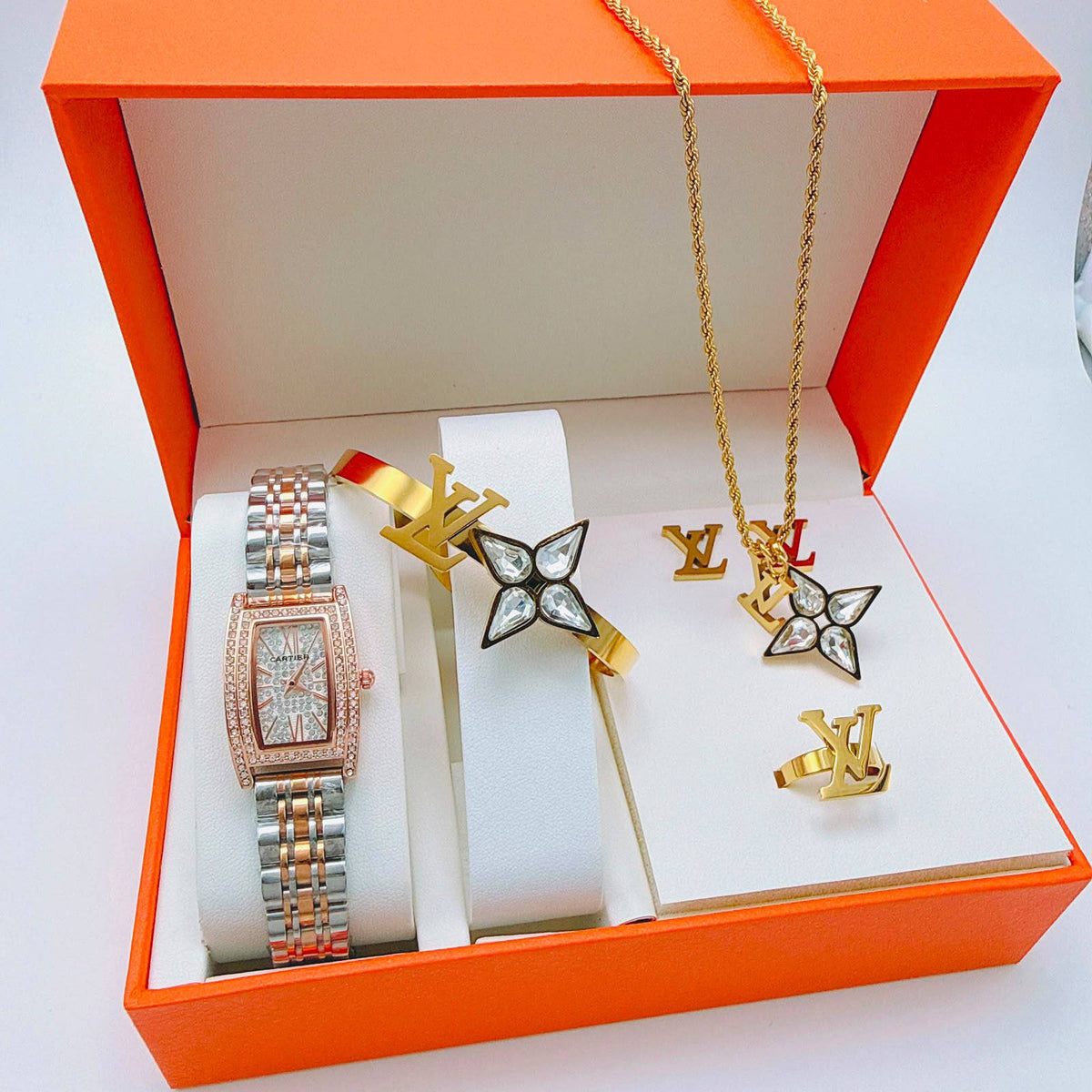 Watches boxes
Chanel
Dior
Gucci
LV

With box 
90 dhs🇦🇪🇦🇪

Zain45 
♥️♥️♥️