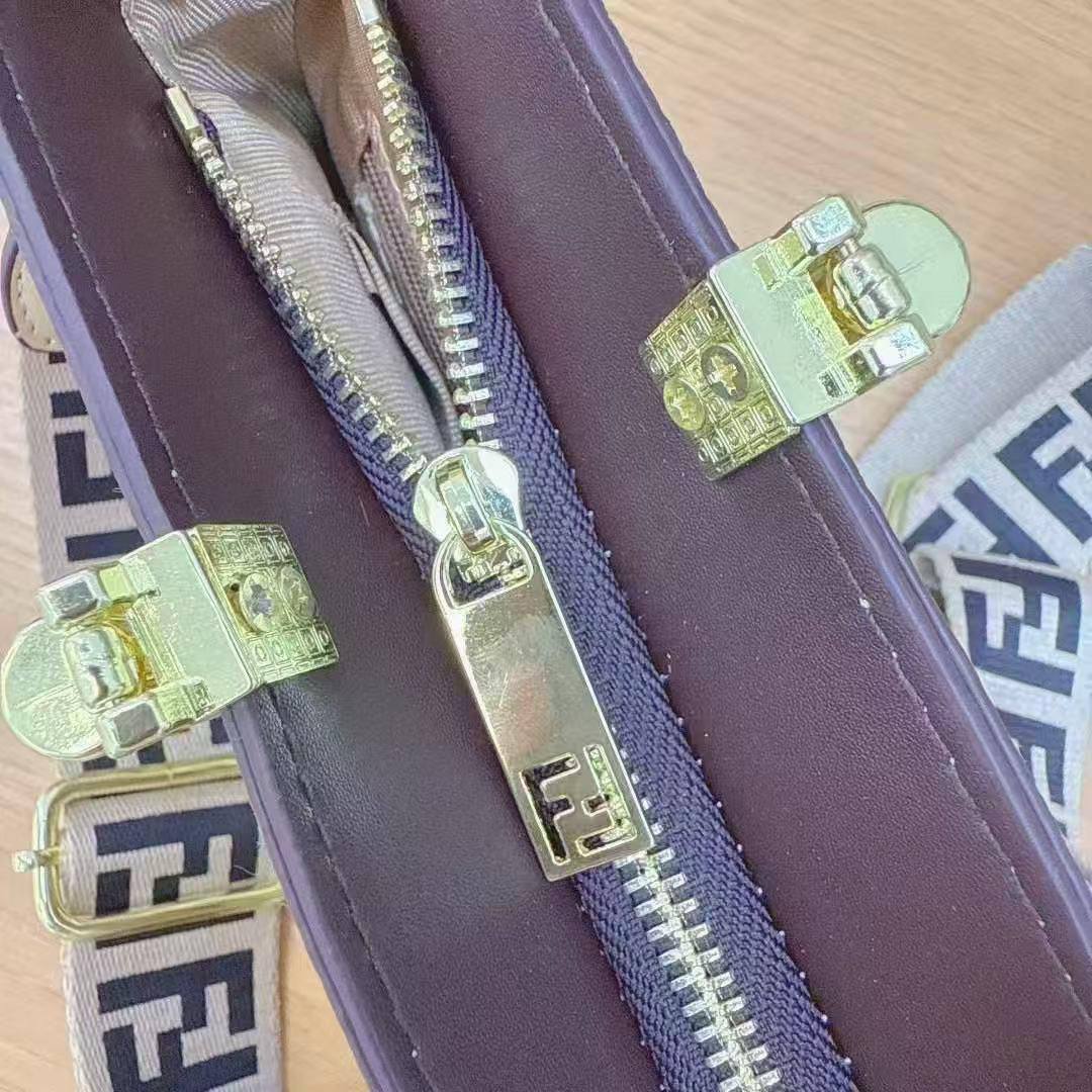 Fendi
23*15*9cm
65 dhs🪙🌨️

Zain17
♥️♥️♥️