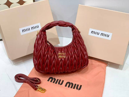 Miu Miu

with box
🎁🎁🎁

95 dhs🪙🌨️

Zain177
♥️♥️♥️