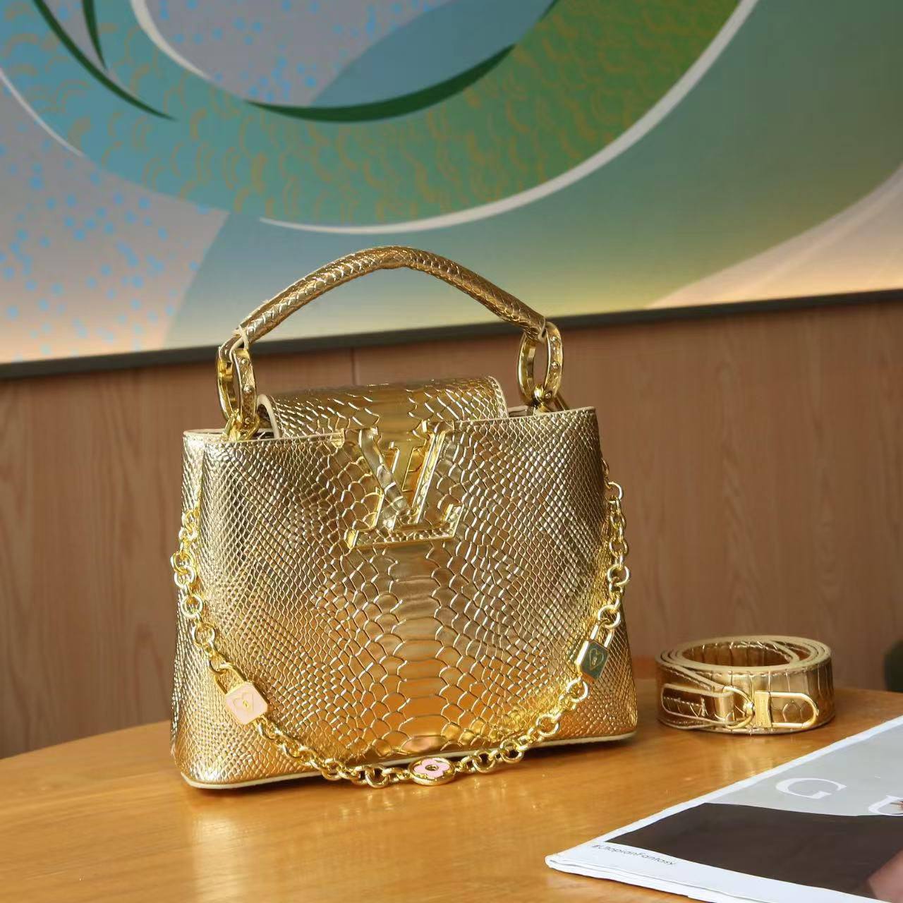LV 
High quality 
Size 21cm
120 dhs💛
With box 📦

Zain70
♥️♥️♥️