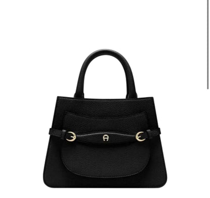 Aigner
105 dhs❣️ 

SIZE：24cm
GOOD quality 


with box
🎁🎁🎁

Zain35
♥️♥️♥️