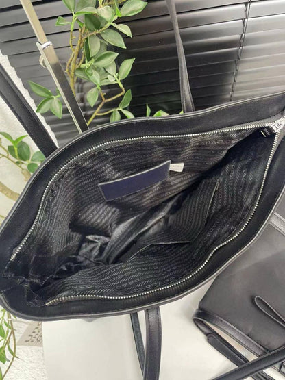 Prada
41*26*11cm
3 in 1
95 dhs✅

Zain17
♥️♥️♥️