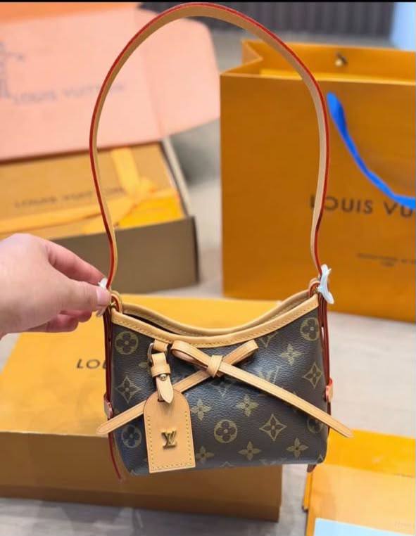 LV
Nano CarryAll
Master quality 
16*15*9 cm 
With double box 📦 
210 dhs🇦🇪🇦🇪

Zain95
❣️❣️❣️