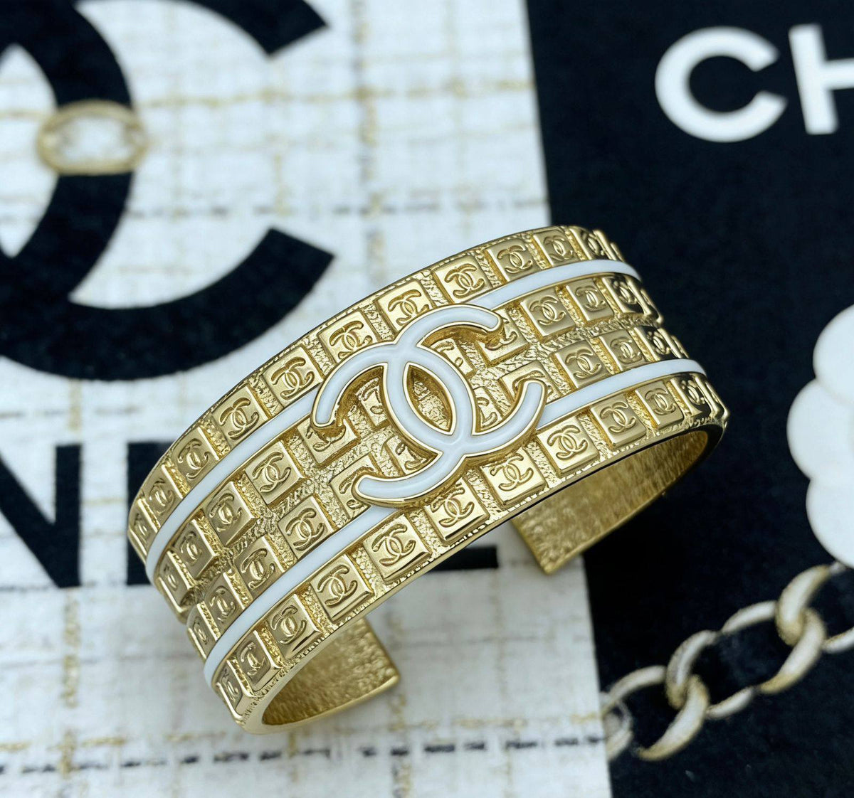 CHANEL BANGLE
MASTER

100 dhs🇦🇪🇦🇪

WITH BOX AND PAPER BAG🛍️🎁

Zain89
♥️♥️♥️