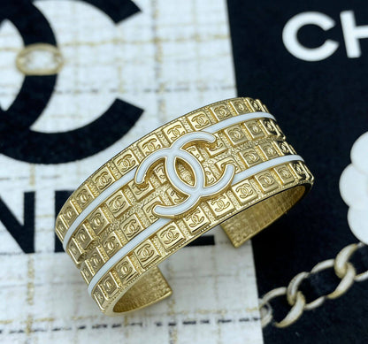CHANEL BANGLE
MASTER

100 dhs🇦🇪🇦🇪

WITH BOX AND PAPER BAG🛍️🎁

Zain89
♥️♥️♥️