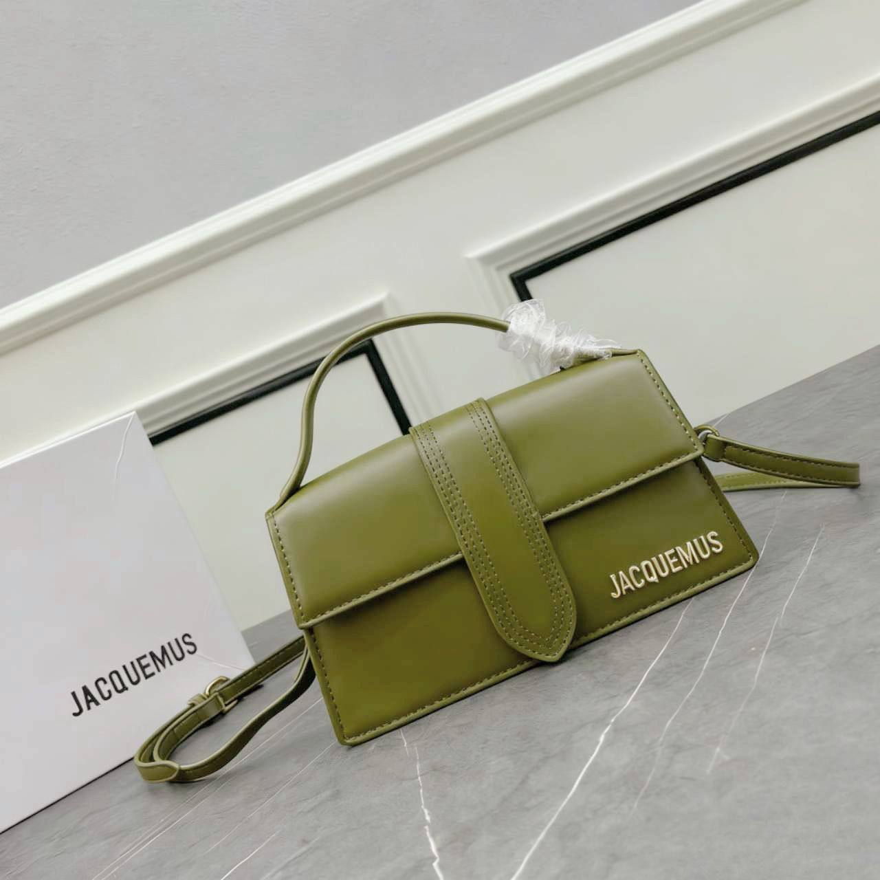 JACQUEMUS
 COPY ONE
WITH BOX BIG SIZE  
250 dhs✅
Leather 

Zain39
♥️♥️♥️