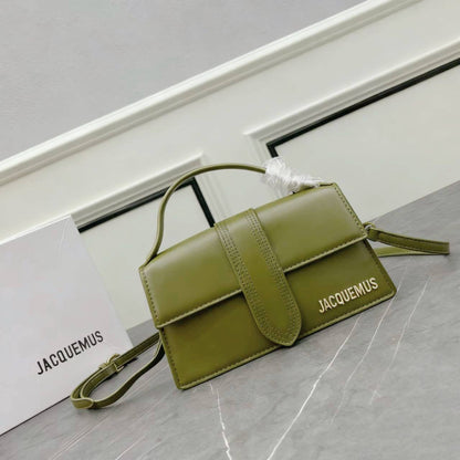 JACQUEMUS
 COPY ONE
WITH BOX BIG SIZE  
250 dhs✅
Leather 

Zain39
♥️♥️♥️