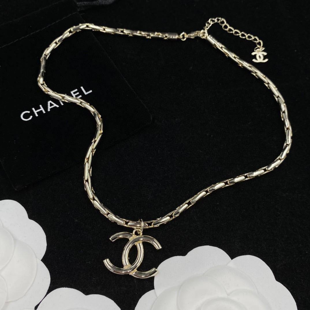CHANEL❤️‍🔥*
Necklace 🦋
Master quality 💯
With normal boxes 📦 
50 dhs❣️
With master box 🗃️ 
60 dhs❣️

Zain216
♥️♥️♥️