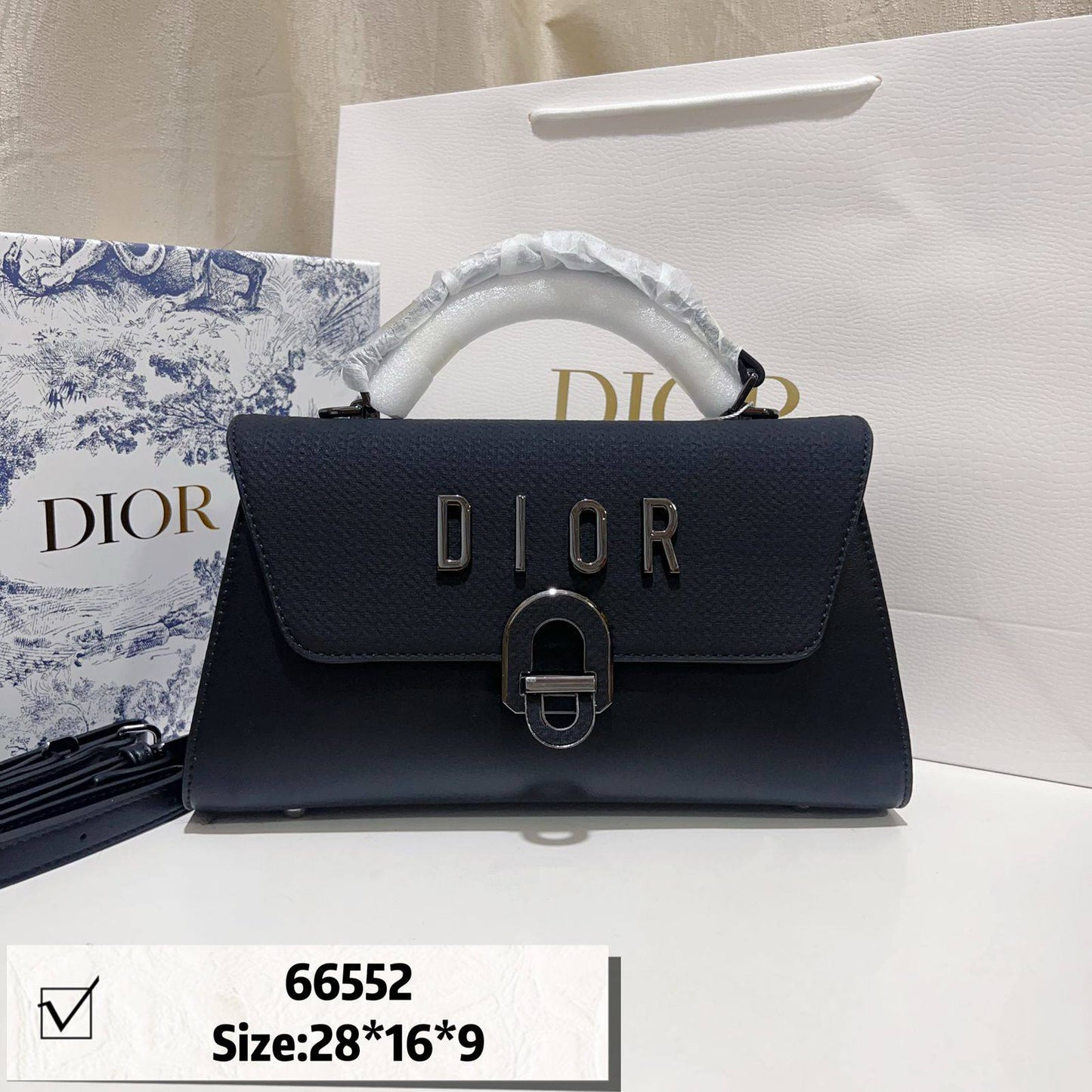 Dior
with box
🎁🎁🎁

115 dhs❣️

Zain46
♥️♥️♥️