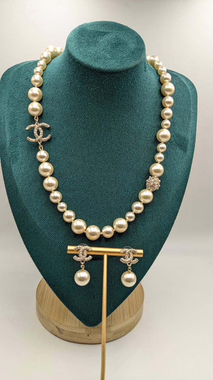 Chanel
*Master Quality* 
*Necklace & Earrings*
180 dhs✅ with Normal Box 🎁 
230 dhs✅ with Good Box 🎁
250 dhs✅ with Master Box 🎁

Zain210
♥️♥️♥️