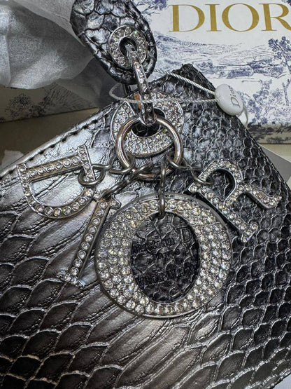 🌹  Lady Dior rare materials
1️⃣ First quality +🎁
Size : 17 * 14 * 7 cm
110 dhs✅
with box 🎁

Zain115
♥️♥️♥️