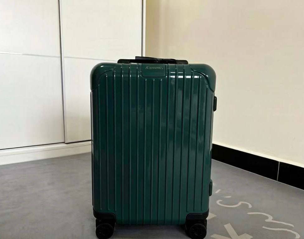 Rimowa Essential 
new came master quality 
480 dhs🌺

Zain39
♥️♥️♥️