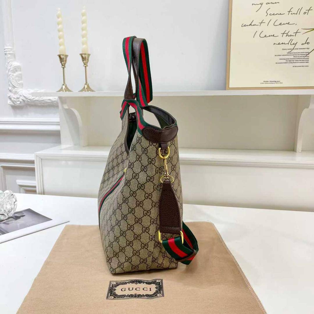 Gucci
110 dhs🪙💕
size 50×30×14cm

Zain44
♥️♥️♥️