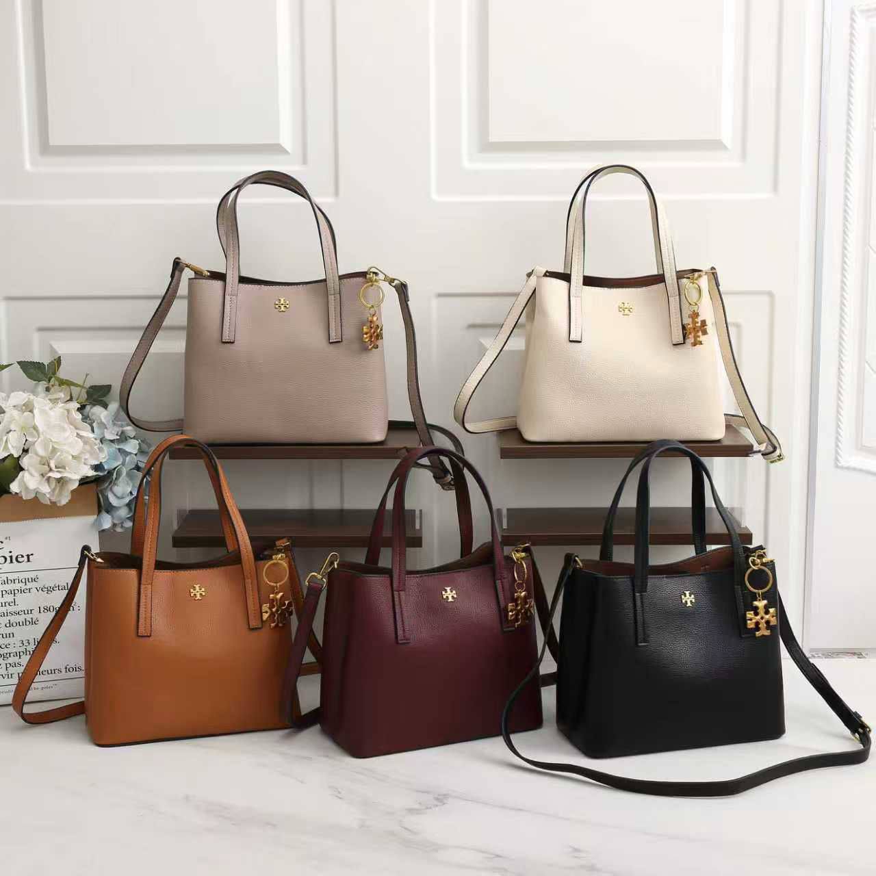 TORY BURCH 
90 dhs✅
24cm

Zain72
♥️♥️♥️