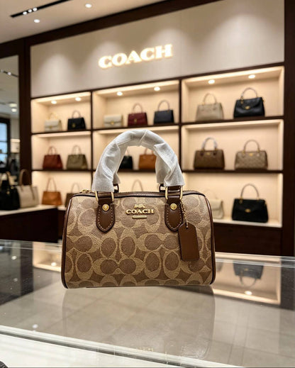 Coach
100 dhs🇦🇪🇦🇪
with box
Size:17/12/10

Zain07
♥️♥️♥️